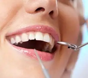 Vidutinio amžiaus žmonių gyvenančių Klaipėdoje,  burnos priežiūros ypatumai po dantų implantavimo
