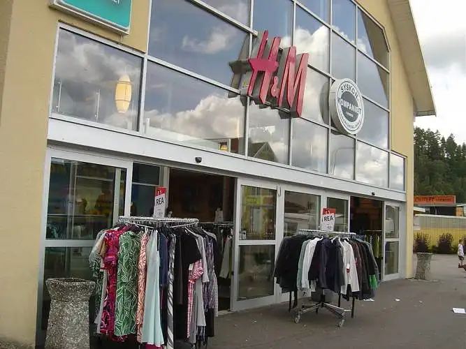 Kaip reaguotumėte miesto centre pamatę drabužių parduotuvės kolekcijos pristatymą?