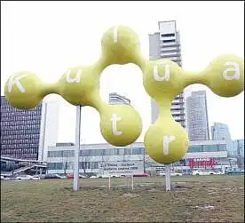 16. Ką jūsų nuomone toliau reikėtų daryti su mieste vis dar stovinčiomis VEKS’09 molekulėmis?