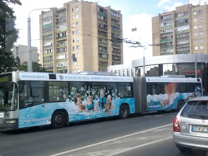 Į reklamas ant transporto priemonių
