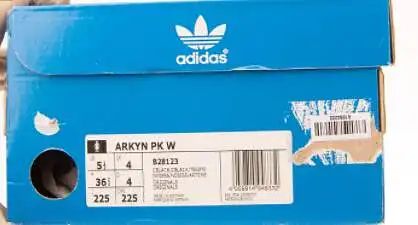18. Adidas sportbačių dėžė. Ką rašysime į model laukelį į pirma ir į antra pavadinimus?