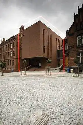 12. Įvertinkite raudonai pažymėtą pastatą. Vertinti pastato estetiką (patrauklumą Jūsų skoniui, grožį) ir ar pastatas derinasi prie jį supančios aplinkos.