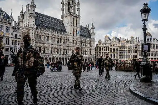11. Kaip jaučiatės matydami daug ginkluotos apsaugos lankytinose Europos miestų vietose?
