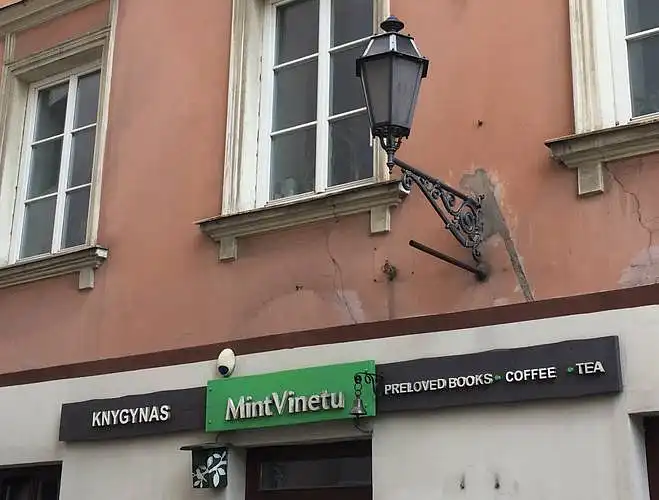 1-10 paveiksluose pateikti viešosios išorinės įmonių reklamos pavyzdžiai. Įvardinkite kiekvienos įmonės specializacija (pvz. vaistinė, knygynas ir t.t.), remiantis vien tik iškaba arba išorėje esančiais tekstais. 