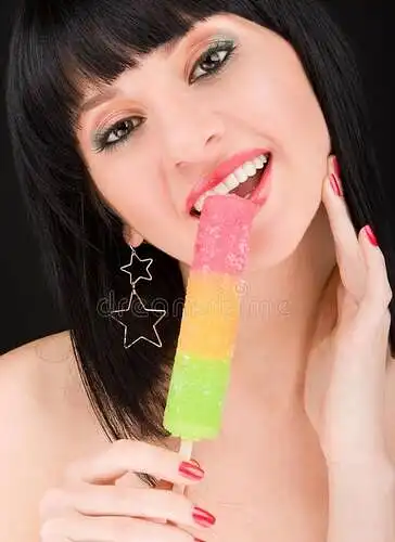 Nuotraukoje pavaizduota moteris, kuri valgo pailgos formos ledus. Šioje nuotraukoje galima įžvelgti užslėptą seksualinę užuominą. Kokia jūsų rekakcija į tokią reklamą?