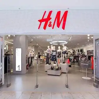 2.	Ką pirmiausiai pagalvojate išgirdę/pamatę prekės ženklą „H&M”?