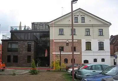 8. Įvertinkite raudonai pažymėtą pastatą. Vertinti pastato estetiką (patrauklumą Jūsų skoniui, grožį) ir ar pastatas derinasi prie jį supančios aplinkos.