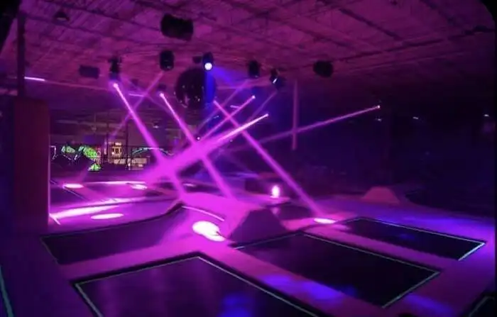 Ar norėtumėte atsipalaiduoti ir derinti sportą (šokinėjimą ant batuto) su reivo muzika?