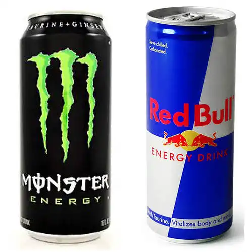 Palyginkite energetinių gėrimų Monster ir Red Bull pakuotės išvaizdą.