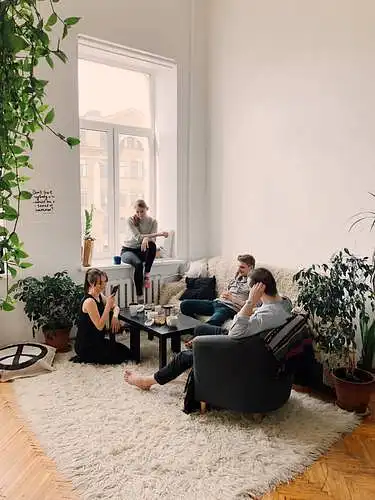 Vakaras su artimiausiais draugais neformalioje aplinkoje: