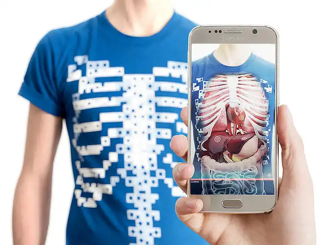 Pateikiamas papildytos realybės technologijos pavyzdys, kai iliustruojami žmogaus organai. Ar manote, jog tai būtų naudinga?