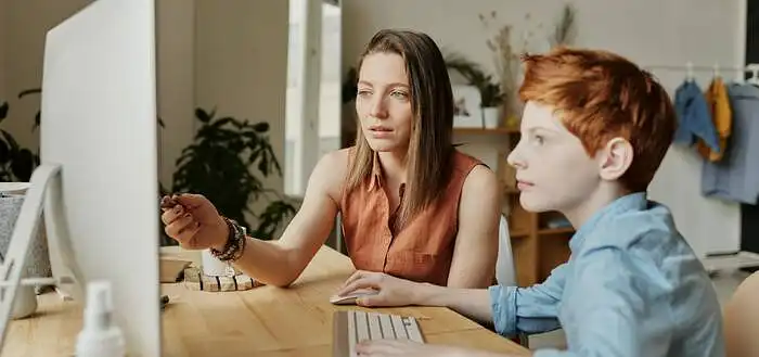 Ar yra jūsų tėvai neprašyti kišęsi į nuotolinę vaizdo pamoką, aiškinę ir dėl to darę jums gėdą?