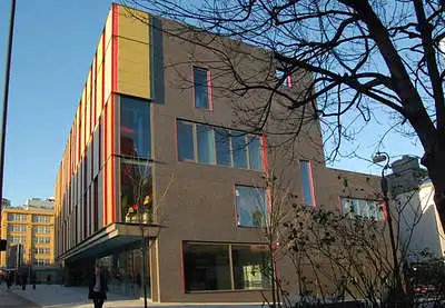 4. Įvertinkite pastato fasadą.