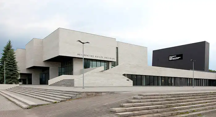 Ar Nacionalinės dailės galerijoje tiek jos aplinkoje jaučiate trumpojo poilsio baldų poreikį?