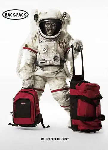 1.	Pasižiūrėkite į žemiau pateiktą kuprinių reklamą – spaudos maketą. Įsivaizduokite, jog reklamoje vaizduojamas prekės ženklas BACK-PACK yra žmogus. Kokias savybes jam/jai galėtumėte priskirti? Įvertinkite, kaip gerai pateiktos savybės apibūdina PREKĖS ŽENKLĄ BACK-PACK. Prie kiekvienos savybės pažymėkite skaičių nuo 1 (visai neapibūdina) iki 7 (puikiai apibūdina), kuris geriausiai atspindi Jūsų nuomonę.