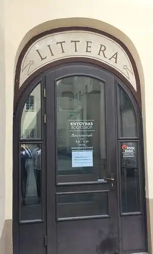1-10 paveiksluose pateikti viešosios išorinės įmonių reklamos pavyzdžiai. Įvardinkite kiekvienos įmonės specializacija (pvz. vaistinė, knygynas ir t.t.), remiantis vien tik iškaba arba išorėje esančiais tekstais. 