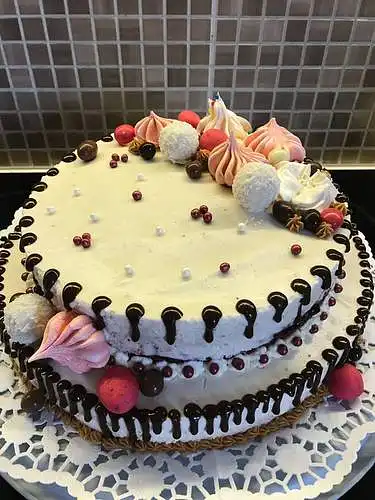 Kiek sutiktumėte daugiausiai sumokėti už šį dviaukštį tortą? ("Raudonas velvetas" su mascarpone - jogurto kremu bei vyšniomis) Svoris: 3,5 kg