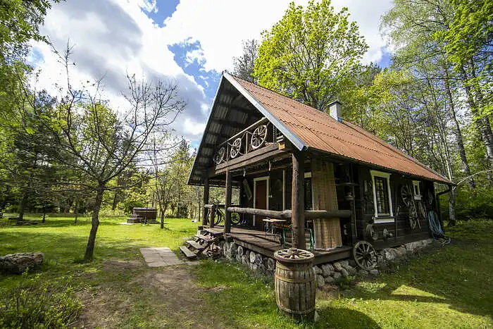 Gera kaina, nes tai privatus namelis, be papildomų svetimų žmonių, gamtos apsuptyje