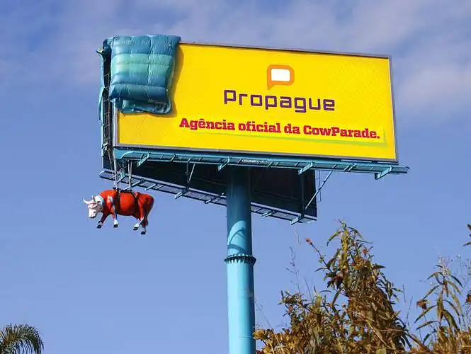 Ar lauko reiklama su pridėtais erdviniais objektais Jums atrodo įdomesnė?