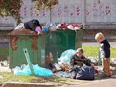 Koks jausmas užplūsta matant vaikus ieškančius maisto konteineriuose, kaip elgtumėtės?