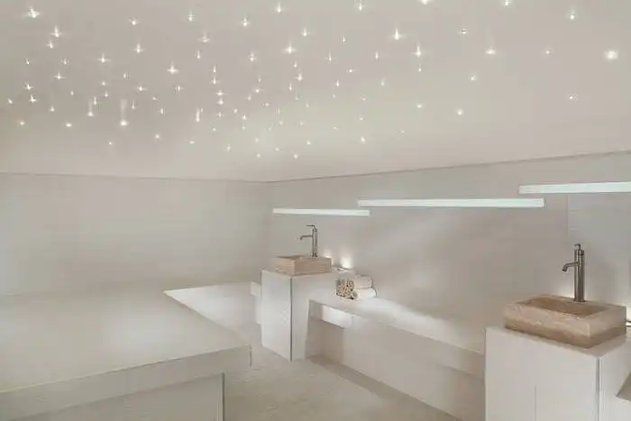 Neutralus apšvietimas, modernus minimalistinis interjeras, be ryškiai išsiskiriančių spalvų, bei ornamentų
