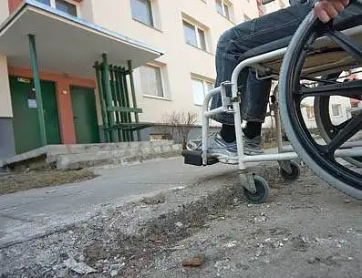 15. Fizinę (judėjimo) negalią turintis asmuo Jums reiškia: