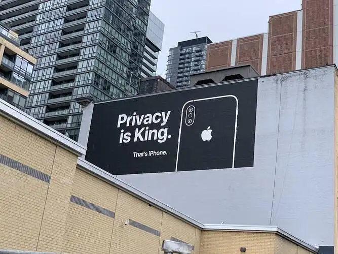 Ar esate matę šią prekės ženklo "Apple" partizaninio marketingo reklaminę kampaniją? (Nr. 1)