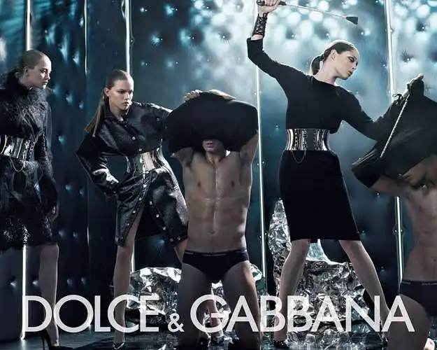 Pažiūrėkite į šitą Dolce & Gabbana prekės ženklo reklamą ir atsakykite į toliau pateiktus klausimus.