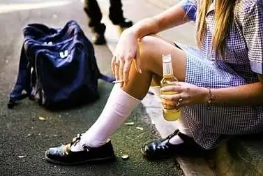 Kodėl nepilnamečiai vartoja alkoholinius gėrimus/cigaretes?