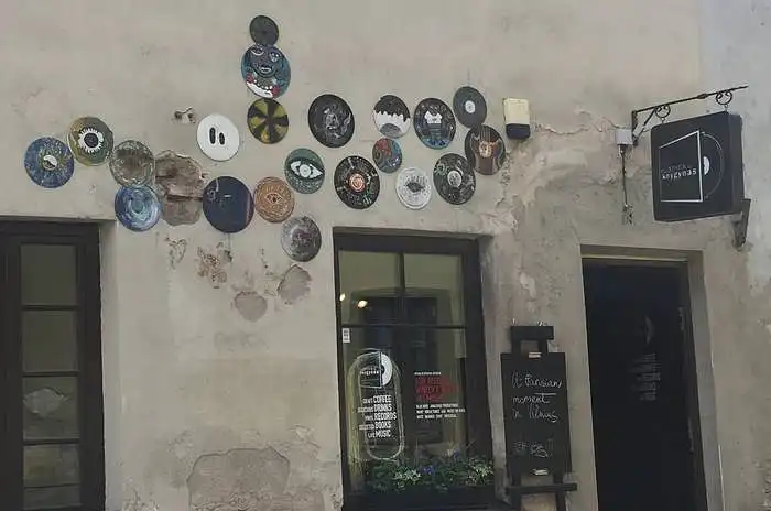 1-10 paveiksluose pateikti viešosios išorinės įmonių reklamos pavyzdžiai. Įvardinkite kiekvienos įmonės specializacija (pvz. vaistinė, knygynas ir t.t.), remiantis vien tik iškaba arba išorėje esančiais tekstais. 