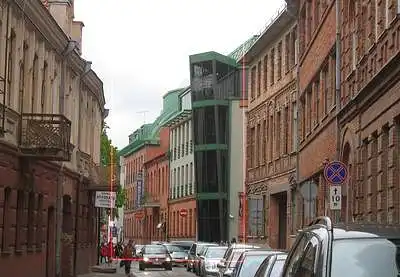 11. Įvertinkite raudonai pažymėtą pastatą. Vertinti pastato estetiką (patrauklumą Jūsų skoniui, grožį) ir ar pastatas derinasi prie jį supančios aplinkos.