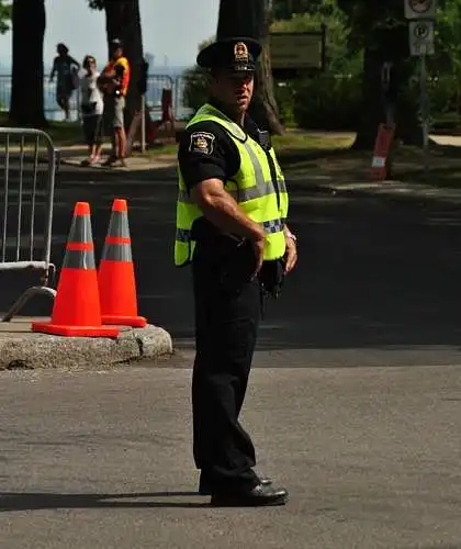 Kokios asociacijos Jums kyla išvydus tokį vyrą policininką mieste?