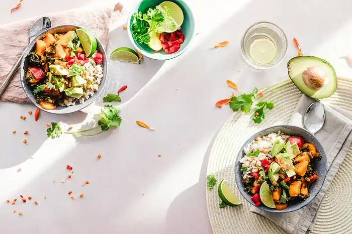 Veganiškų produktų asortimentas maisto prekių parduotuvėse