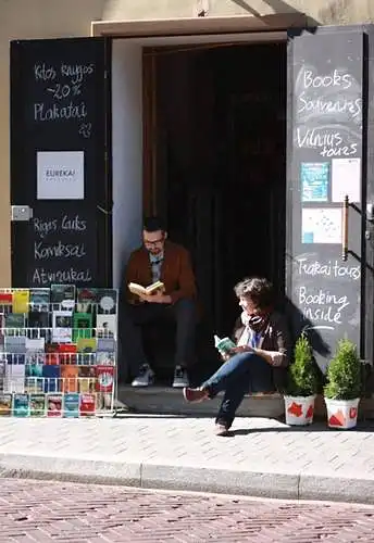 1-10 paveiksluose pateikti viešosios išorinės įmonių reklamos pavyzdžiai. Įvardinkite kiekvienos įmonės specializacija (pvz. vaistinė, knygynas ir t.t.), remiantis vien tik iškaba arba išorėje esančiais tekstais. 
