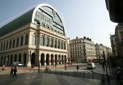 5. Įvertinkite raudonai pažymėtą pastatą. Vertinti pastato estetiką (patrauklumą Jūsų skoniui, grožį) ir ar pastatas derinasi prie jį supančios aplinkos.