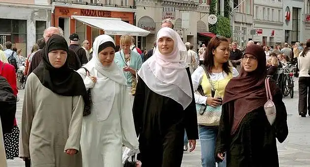 2. Kas šauna į galvą, pamačius šį paveikslėlį?