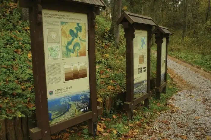 Ar lankydamiesi Lietuvos gamtiniuose objektuose atkreipiate dėmesį į ten esančius informacinius stendus? Paskaitote parašytą informaciją? (Pateiktas informacinio stendo pavyzdys)