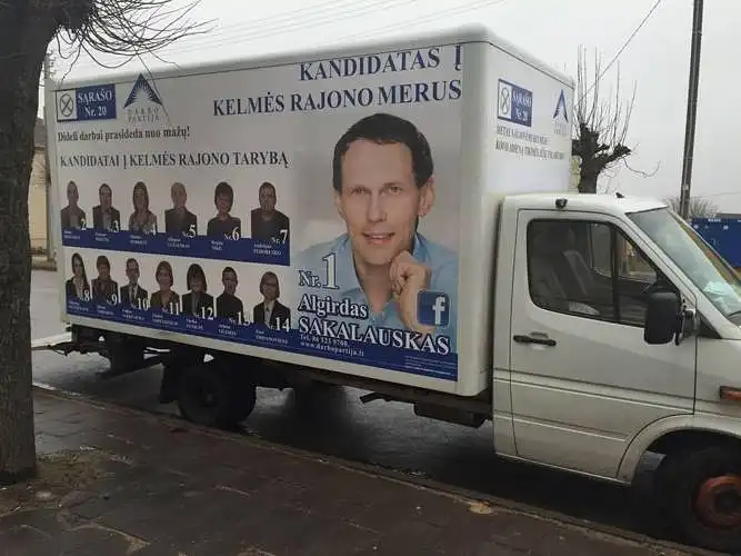 Priskirkite šiai politinei reklamai būdingiausius bruožus