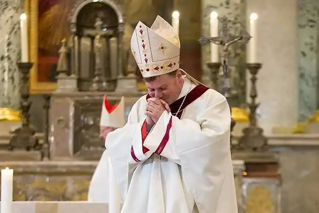 ,,Jaunimui bažnyčia yra tiktai vieta, kurioje jie gali tiesiog pasiklausyti 'įdomesnių' istorijų.''Ar sutinkate su šia citata?