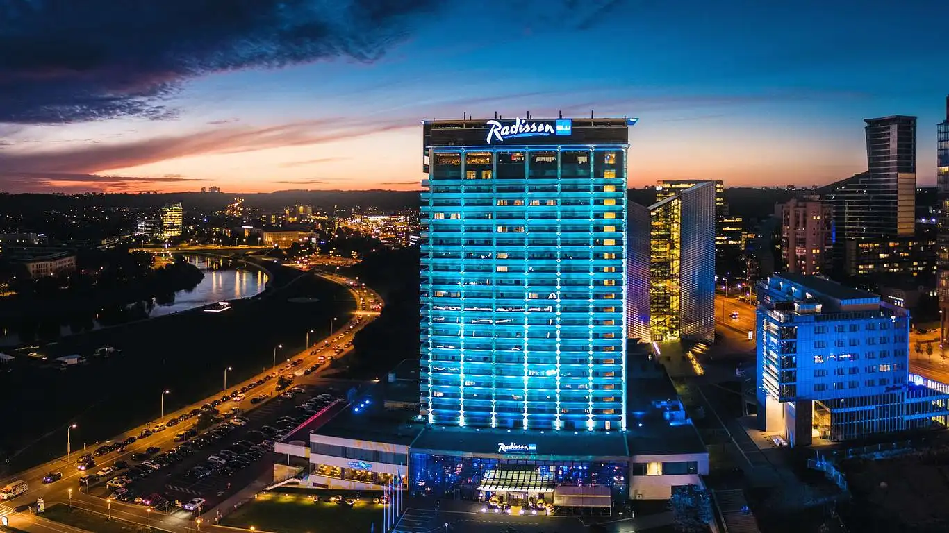 DARBUOTOJŲ MOTYVACINIŲ PRIEMONIŲ TOBULINIMAS „RADISSON BLU HOTEL LIETUVA“ VIEŠBUTYJE