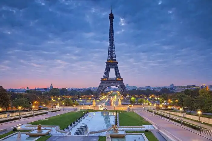 Eifelio bokšto alėja- lankomiausia Paryžiaus vieta