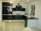 Šiuolaikiškas stilius -modernus virtuvės komplektas, metalo spalvos.