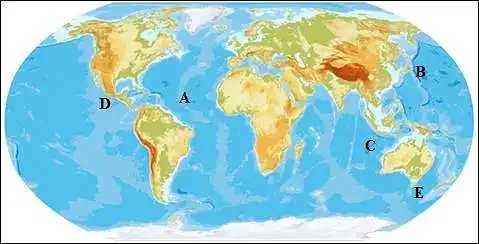 4. Kuria raide apytiksliai pažymėta giliausia pasaulio vandenyno vieta? Kaip ji vadinama?