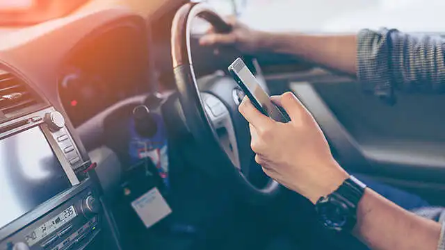 Naudojimosi mobiliuoju telefonu įpročiai vairuojant 