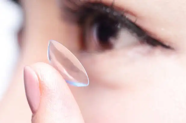 Kontaktinių lęšių nešiojimo ypatumų sąsajos su akių paviršiaus pokyčiais