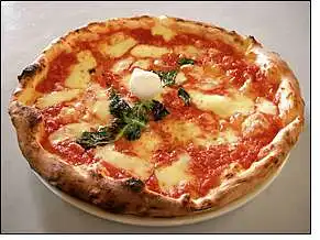 23. Iš kurios šalies kilo pica? Kaip vadinama nuotraukoje pavaizduota pica, kurios ingridientai yra pomidoras, mocarelos sūris, bazilikas, o mėsos nėra?