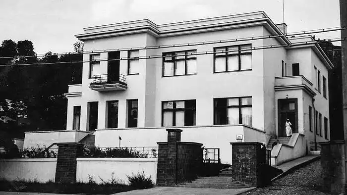 10. Paveikslėlyje matomas 1930 m. architekto Vytauto Landsbergio - Žemkalnio projektuotas Kauno menininkų namų pastatas, kuris ilgainiui pradėtas vadinti "Menininkais". Kaip manote, kodėl šis pastatas buvo pramintas tokiu pavadinimu?