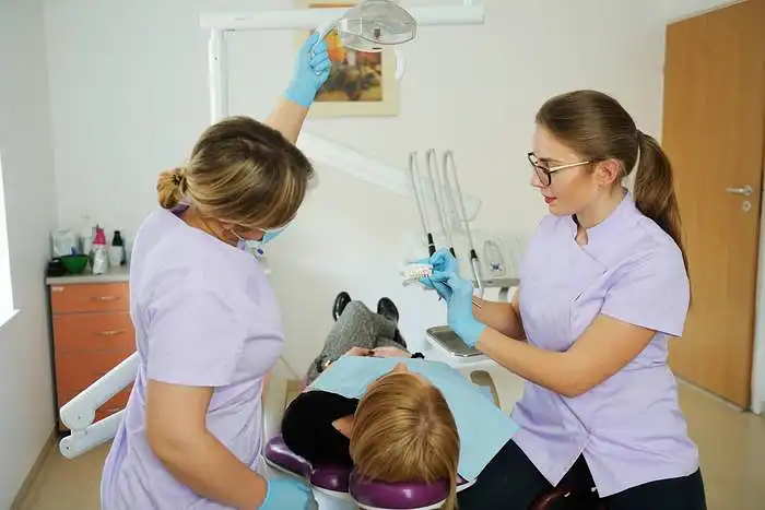 IŠIMAMŲ dantų protezų priežiūra, kurie teiginiai teisingi?