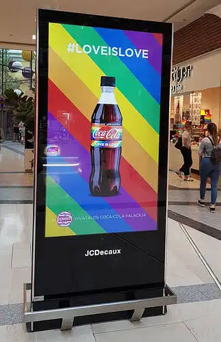 Kaip manote, su kuo asocijuojasi šioje reklamoje pateikiamos spalvos?